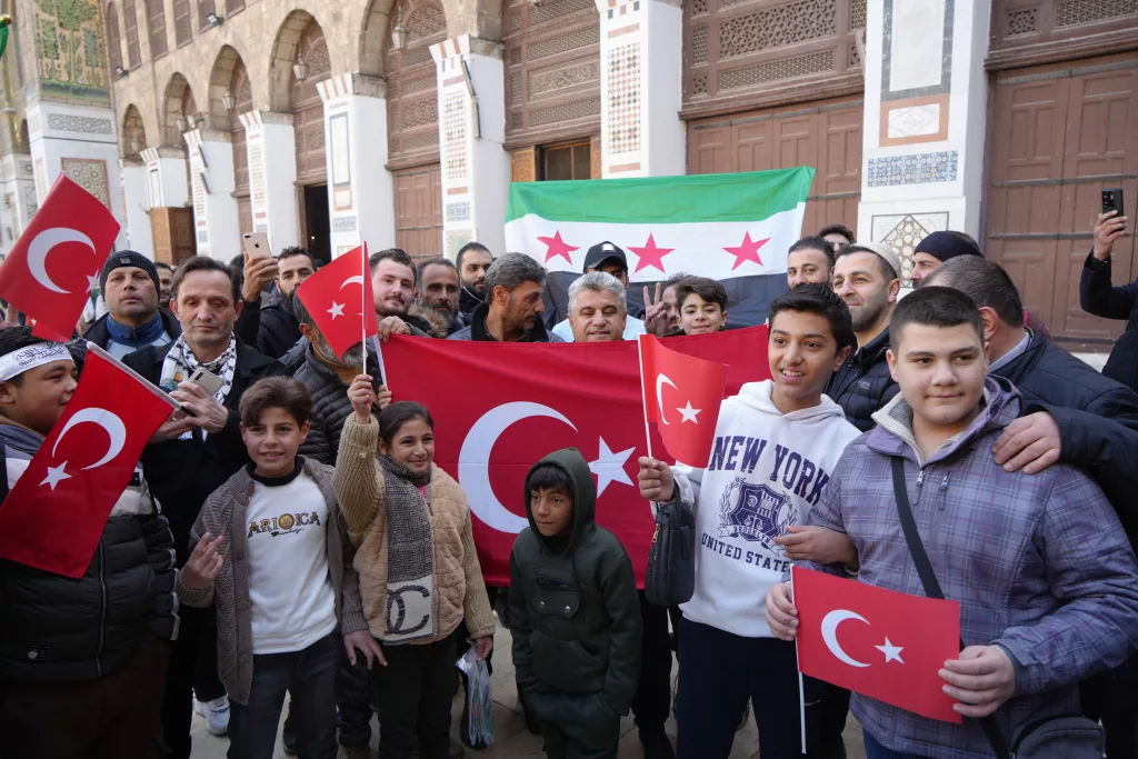 SURİYELİLER CUMA NAMAZI İÇİN EMEVİ CAMİİ'NE AKIN ETTİ TÜRKİYE'DEN GELEN VATANDAŞLAR DA CAMİDE SAF TUTTU