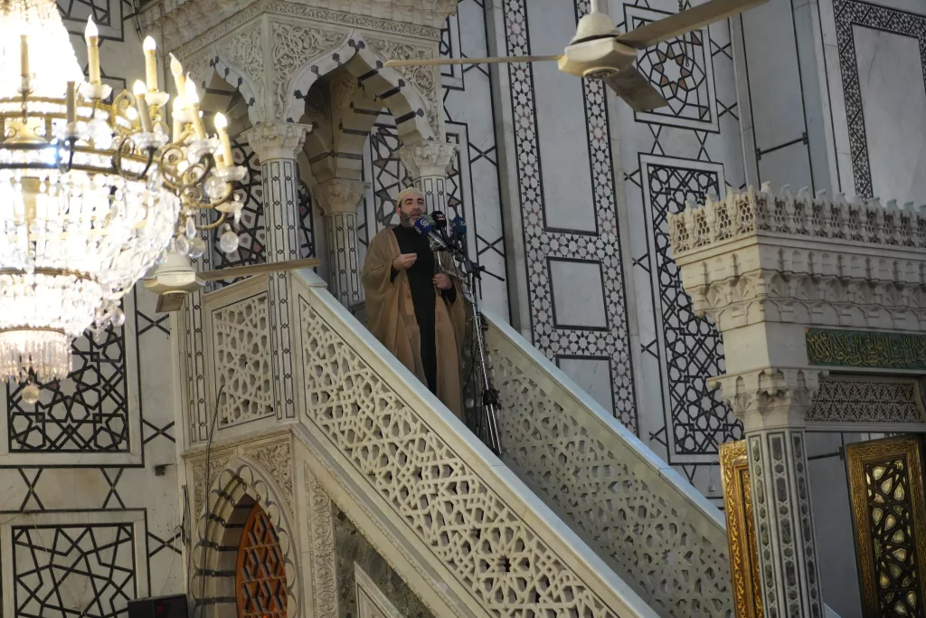SURİYELİLER CUMA NAMAZI İÇİN EMEVİ CAMİİ'NE AKIN ETTİ TÜRKİYE'DEN GELEN VATANDAŞLAR DA CAMİDE SAF TUTTU
