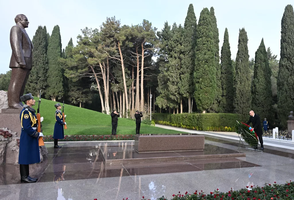 AZERBAYCAN'IN MİLLİ LİDERİ HAYDAR ALİYEV, VEFATININ 21. YILINDA ANILDI