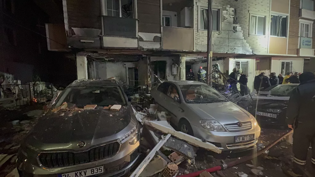 KOCAELİ'DE 4 KATLI BİNADA DOĞAL GAZ PATLAMASI: 13 YARALI İLÇEDE BUGÜN BİRÇOK DOĞAL GAZ SIZINTISI VE ARIZA İHBARI YAPILDIĞI ORTAYA ÇIKTI
