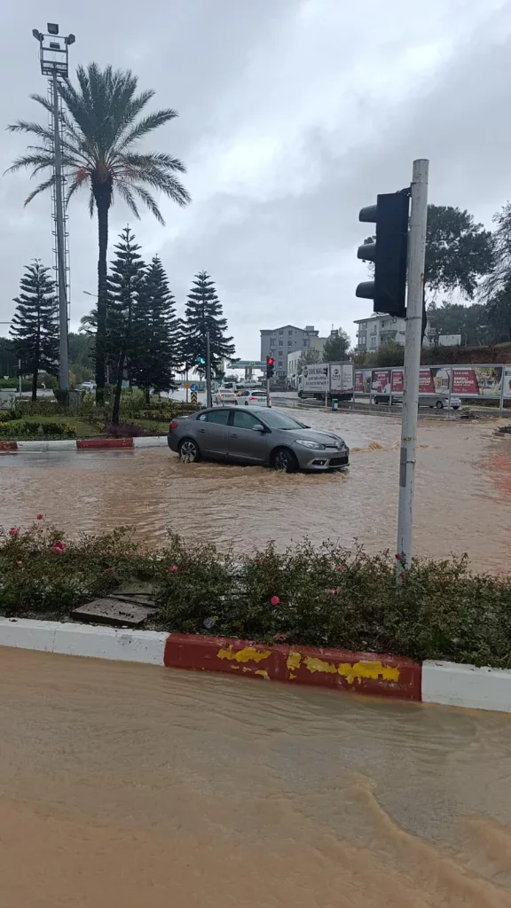 ANTALYA'DA SAĞANAK YAĞMUR YOLLARDA VE TARIM ARAZİLERİNDE SU BASKINLARINA SEBEP OLDU BİRÇOK CADDE VE SOKAK GÖLE DÖNDÜ, BAZI ARAÇLAR SUDA MAHSUR KALDI