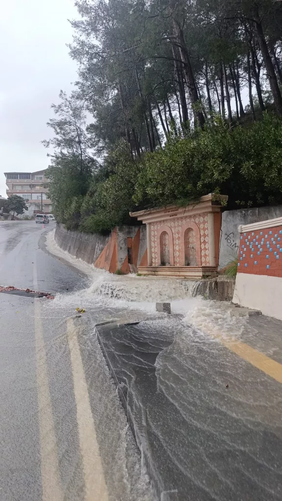 ANTALYA'DA SAĞANAK YAĞMUR YOLLARDA VE TARIM ARAZİLERİNDE SU BASKINLARINA SEBEP OLDU BİRÇOK CADDE VE SOKAK GÖLE DÖNDÜ, BAZI ARAÇLAR SUDA MAHSUR KALDI
