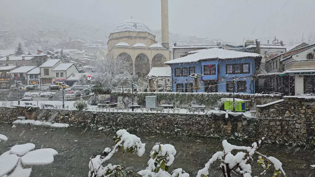 KOSOVA'DA KARTPOSTALLIK KAR MANZARALARI