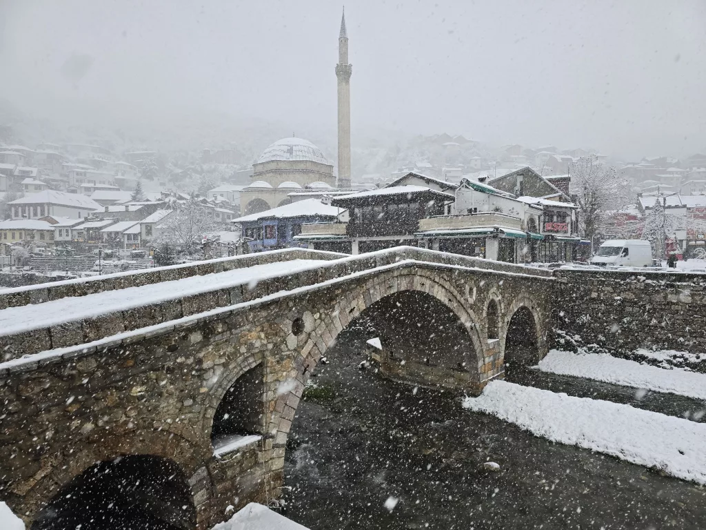 KOSOVA'DA KARTPOSTALLIK KAR MANZARALARI