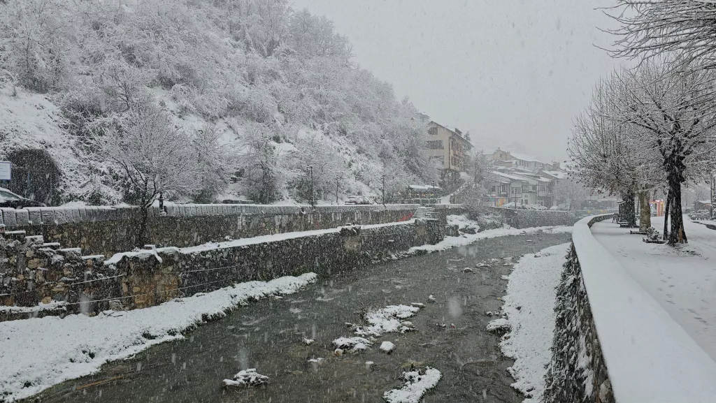 KOSOVA'DA KARTPOSTALLIK KAR MANZARALARI