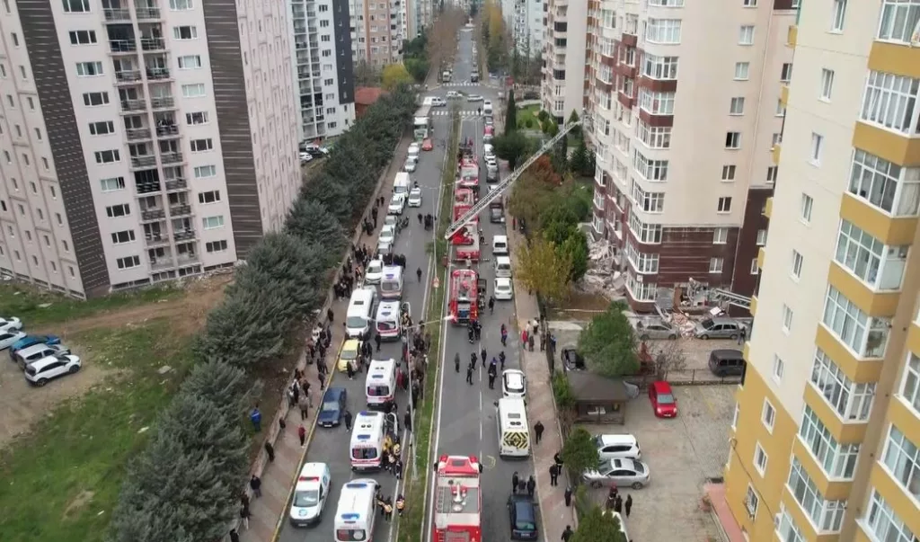 BEYLİKDÜZÜ'NDE 14 KATLI BİNADA PATLAMA MEYDANA GELDİ