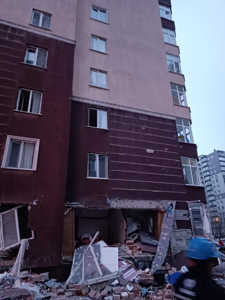 BEYLİKDÜZÜ'NDE 14 KATLI BİNADA PATLAMA MEYDANA GELDİ
