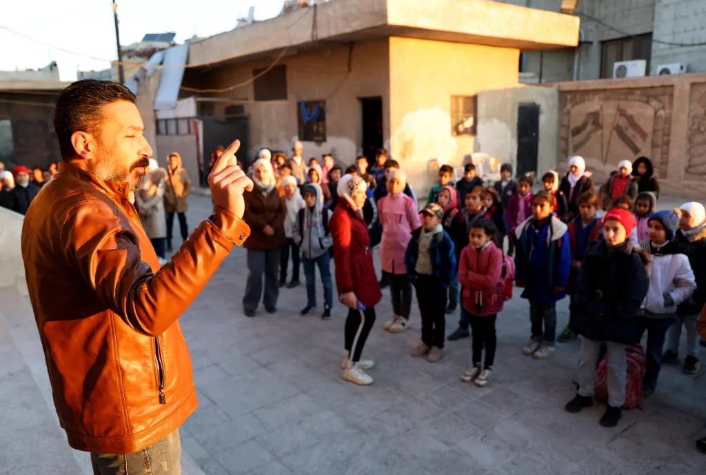 SURİYE'DE ESAD REJİMİ SONRASI EĞİTİM-ÖĞRETİM DÖNEMİ BAŞLADI SURİYE'DE ÇOCUKLAR İLK KEZ ÖZGÜRLÜK ŞARKILARIYLA DERSE GİRDİ