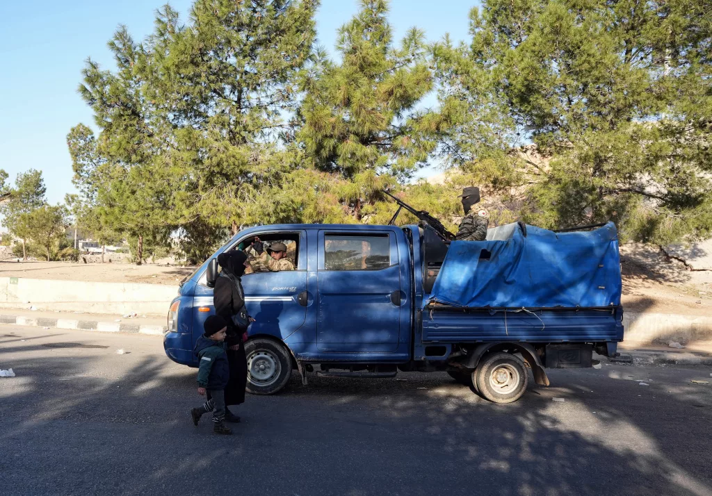 SURİYE'DE MUHALİFLER GÜNEYDEKİ SINIR HATTINI GÜÇLENDİRİYOR ŞAM'DAN DERA'YA DOĞRU YOLA ÇIKAN ASKERİ KONVOY GÖRÜNTÜLENDİ