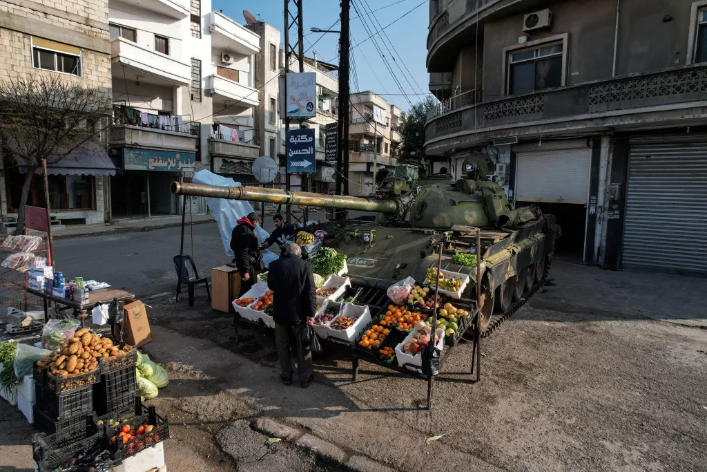 SURİYELİ ESNAF ESAD'IN BOMBA YAĞDIRDIĞI TANKI MANAV TEZGAHINA ÇEVİRDİ