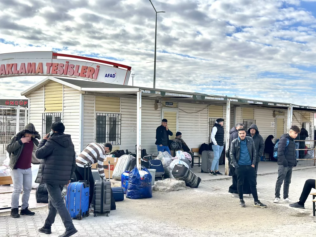SURİYE'DEKİ YENİ DÖNEM SONRASI MÜLTECİLERİN DÖNÜŞÜ DEVAM EDİYOR KİLİS'TEN SURİYE'YE HER GÜN ONLARCA AİLE KESİN DÖNÜŞ YAPIYOR
