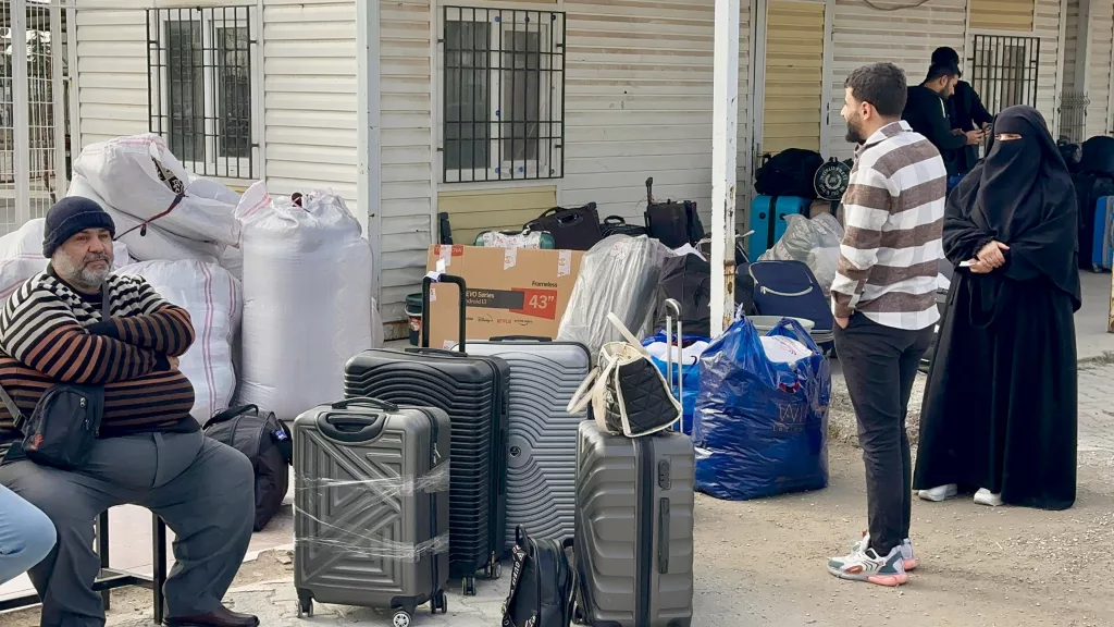 SURİYE'DEKİ YENİ DÖNEM SONRASI MÜLTECİLERİN DÖNÜŞÜ DEVAM EDİYOR KİLİS'TEN SURİYE'YE HER GÜN ONLARCA AİLE KESİN DÖNÜŞ YAPIYOR