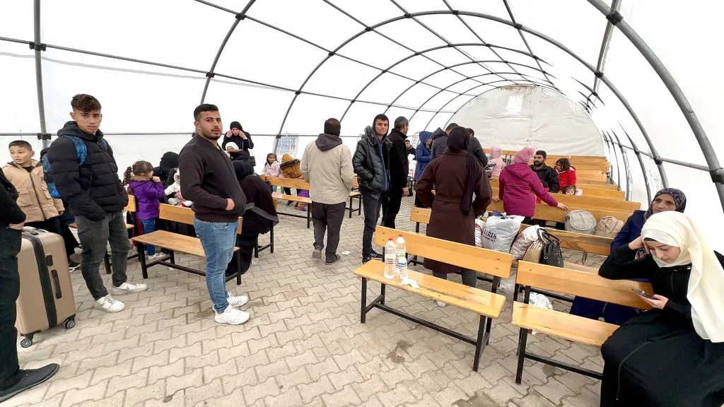SURİYE'DEKİ YENİ DÖNEM SONRASI MÜLTECİLERİN DÖNÜŞÜ DEVAM EDİYOR KİLİS'TEN SURİYE'YE HER GÜN ONLARCA AİLE KESİN DÖNÜŞ YAPIYOR