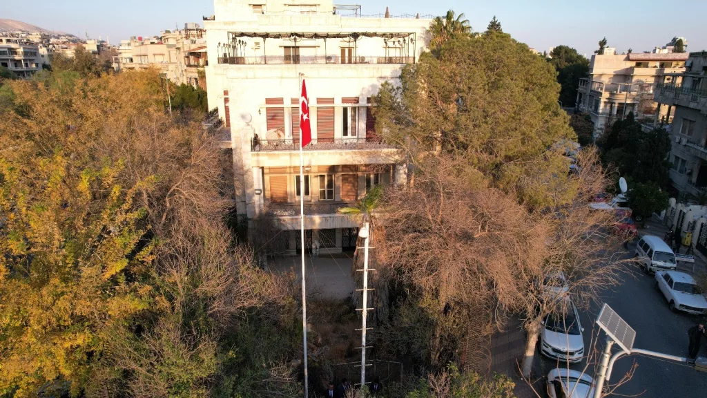 TÜRKİYE'NİN ŞAM BÜYÜKELÇİLİĞİ 12 YIL ARADAN SONRA AÇILDI BÜYÜKELÇİLİKTE TÜRK BAYRAĞI GÖNDERE ÇEKİLDİ