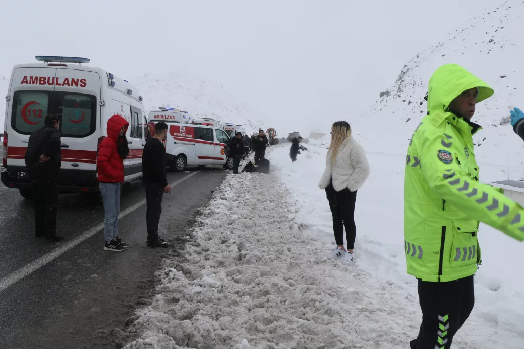 ERZİNCAN'DA OTOBÜS ŞARAMPOLE UÇTU: 21 YARALI