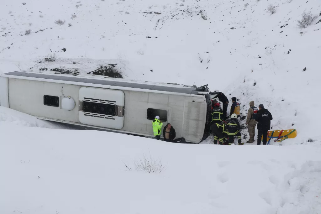 ERZİNCAN'DA OTOBÜS ŞARAMPOLE UÇTU: 21 YARALI