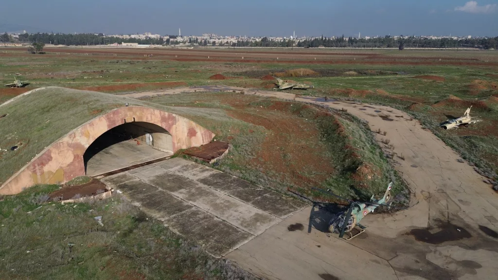 HAMA HAVA ÜSSÜ'NDE ESAD'IN SALDIRILARDA KULLANDIĞI UÇAKLAR GÖRÜNTÜLENDİ
