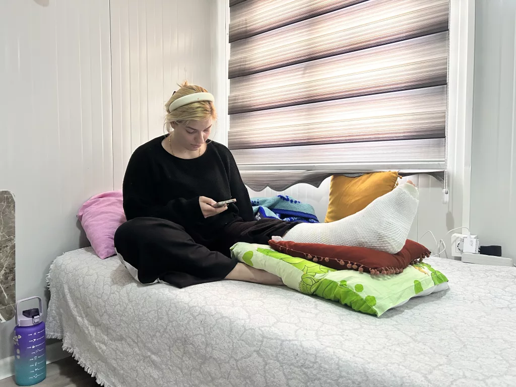DEPREMDE 2 KIZINI VE SOL KOLUNU KAYBEDEN ANNENİN YENİ YILDA TEK BİR DİLEĞİ VAR DEPREMZEDE ANNE HALİME NURAY BAĞRIAÇIK: "YENİ YILDAN BEKLENTİM KIZIMIN SAÇINI TARAYABİLMEK KENDİ İHTİYAÇLARIMIZI GÖREBİLMEK İÇİN BİYONİK KOLUMUN OLMASINI İSTİYORUM"
