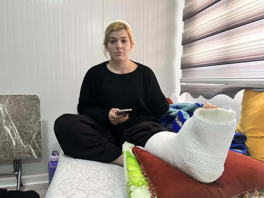DEPREMDE 2 KIZINI VE SOL KOLUNU KAYBEDEN ANNENİN YENİ YILDA TEK BİR DİLEĞİ VAR DEPREMZEDE ANNE HALİME NURAY BAĞRIAÇIK: "YENİ YILDAN BEKLENTİM KIZIMIN SAÇINI TARAYABİLMEK KENDİ İHTİYAÇLARIMIZI GÖREBİLMEK İÇİN BİYONİK KOLUMUN OLMASINI İSTİYORUM"