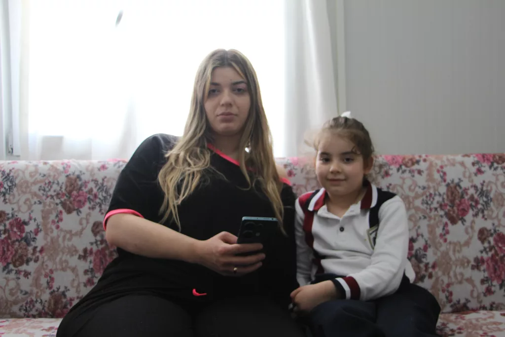 DEPREMDE 2 KIZINI VE SOL KOLUNU KAYBEDEN ANNENİN YENİ YILDA TEK BİR DİLEĞİ VAR DEPREMZEDE ANNE HALİME NURAY BAĞRIAÇIK: "YENİ YILDAN BEKLENTİM KIZIMIN SAÇINI TARAYABİLMEK KENDİ İHTİYAÇLARIMIZI GÖREBİLMEK İÇİN BİYONİK KOLUMUN OLMASINI İSTİYORUM"
