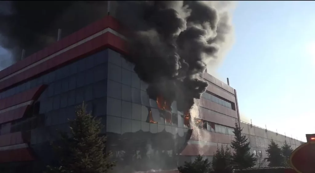 KIRKLARELİ'NDE OYUNCAK FABRİKASI YANGINI 4 SAATTİR DEVAM EDİYOR