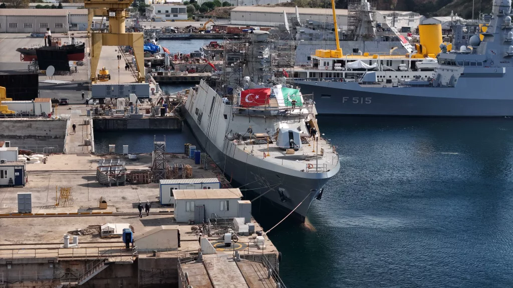 İSTANBUL'DA PAKİSTAN İÇİN ÜRETİLEN PN MİLGEM GEMİSİNDE YERLİ VE MİLLİ ÜRÜNLER DİKKAT ÇEKİYOR PAKİSTAN İÇİN ÜRETİLEN PN MİLGEM GEMİSİNİN İNŞASI DEVAM EDİYOR İSTANBUL TERSANESİ KOMUTANI TÜMAMİRAL RECEP ERDİNÇ YETKİN: "TÜRKİYE'NİN BU GEMİ İÇİN KULLANDIĞI MİLLİLİK ORANI YÜZDE 75'DİR" "ÜLKEMİZİN SAVUNMA SANAYİİ'NDEKİ EN BÜYÜK İHRACAT KALEMİ OLMUŞTUR"