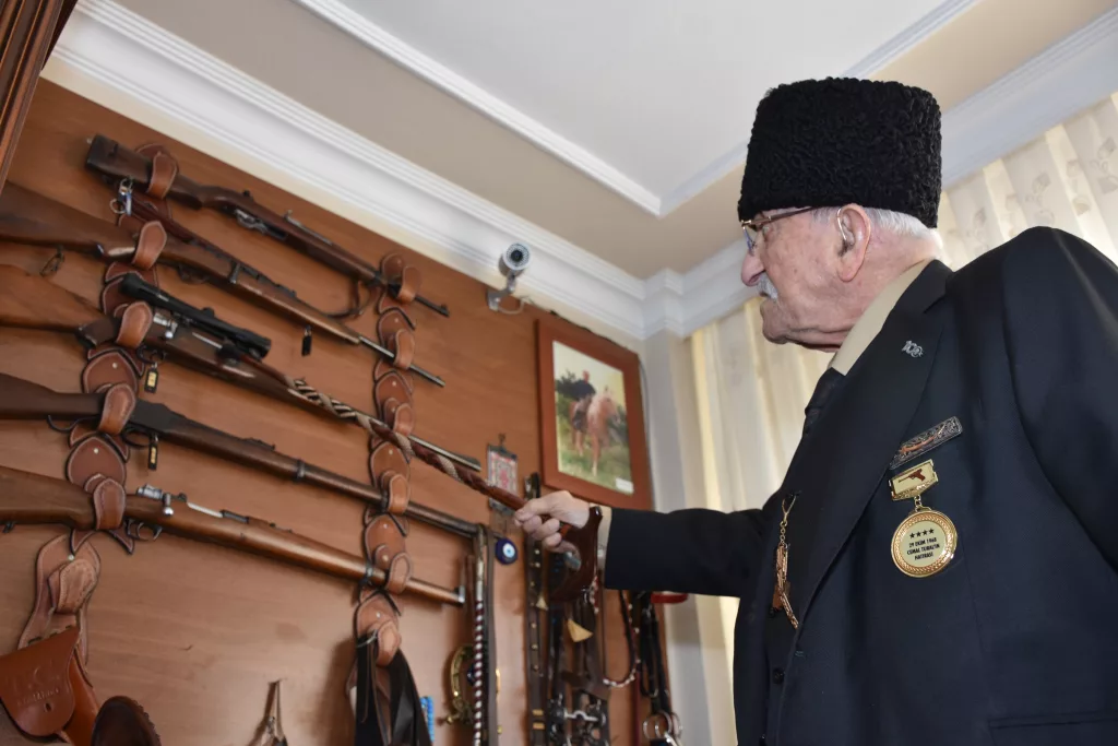 ASIRLIK ÇINARIN EVLADİYELİK MÜZESİ EN ESKİSİ 300 YILLIK OLAN 108 TARİHİ ESER, EVİN ODASINDA KAMERALARLA KORUNUYOR
