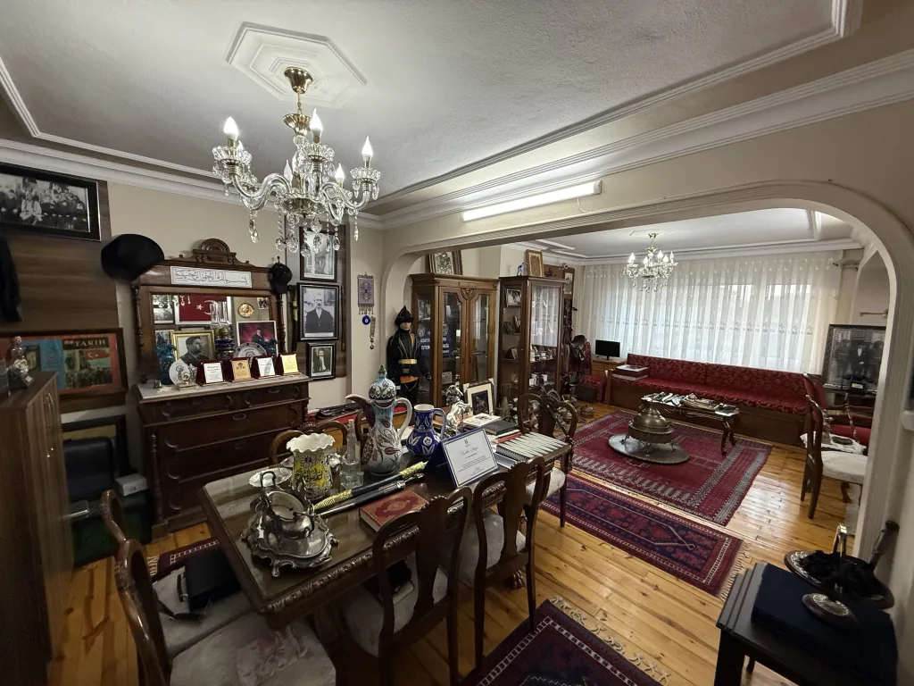 ASIRLIK ÇINARIN EVLADİYELİK MÜZESİ EN ESKİSİ 300 YILLIK OLAN 108 TARİHİ ESER, EVİN ODASINDA KAMERALARLA KORUNUYOR