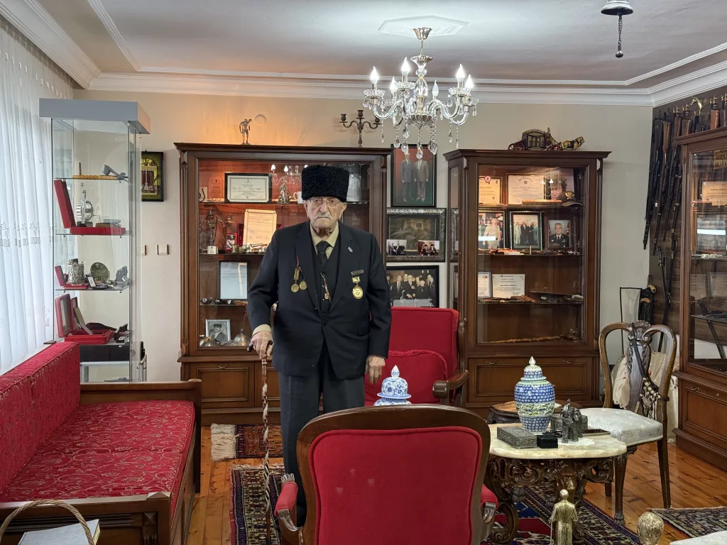 ASIRLIK ÇINARIN EVLADİYELİK MÜZESİ EN ESKİSİ 300 YILLIK OLAN 108 TARİHİ ESER, EVİN ODASINDA KAMERALARLA KORUNUYOR