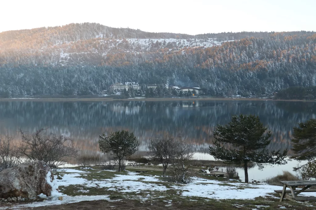 ABANT GÖLÜ'NÜN KIYILARI BUZ TUTTU, MUHTEŞEM MANZARALARA SAHNE OLDU