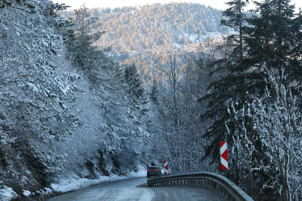ABANT GÖLÜ'NÜN KIYILARI BUZ TUTTU, MUHTEŞEM MANZARALARA SAHNE OLDU