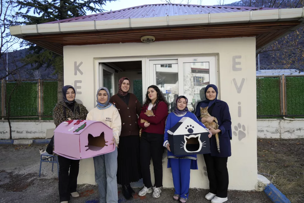 GÜMÜŞHANE'DE ÖĞRENCİ YURDUNUN GÜVENLİK KULÜBESİ KEDİLERE YURT OLDU