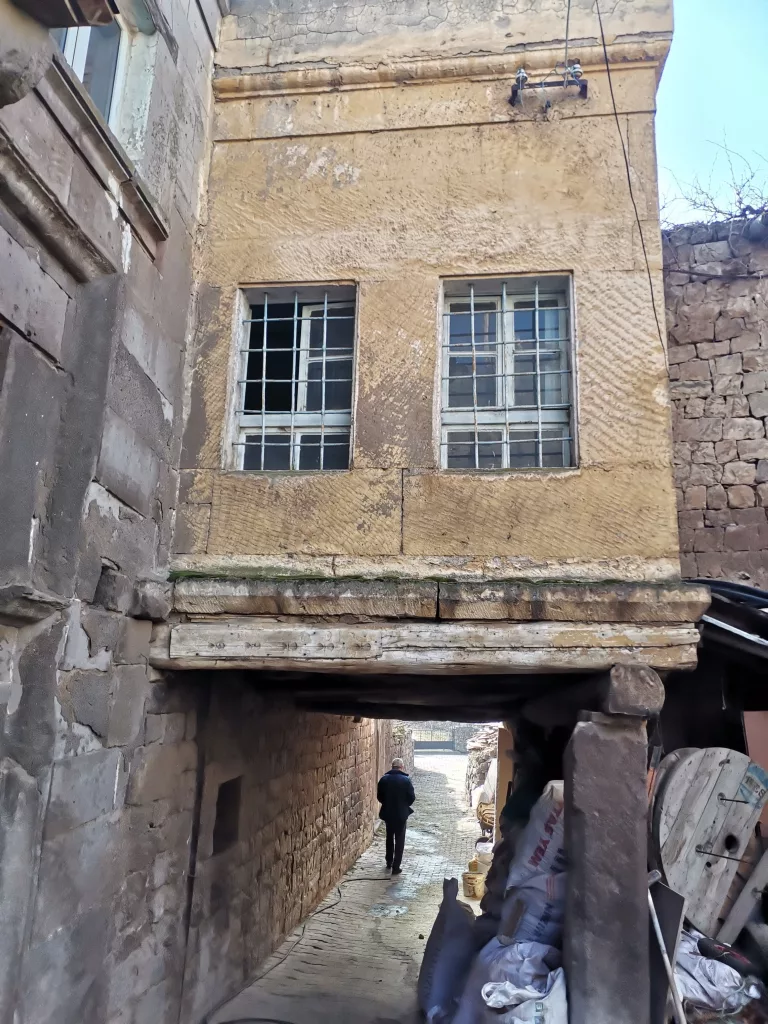 BU MAHALLE TARİH KOKUYOR KAYSERİ'NİN 'MANCUSUN' OLARAK BİLİNEN YEŞİLYURT MAHALLESİ, TAŞ EVLERİ, DAR SOKAKLARI, KUŞLUKLARI, CAMİSİ İLE YILLARA MEYDAN OKUYOR PROF. DR. OSMAN ÖZSOY: "MANCUSUN'UN YER ÜSTÜ KADAR YER ALTI YAPILARI DA ÖNEMLİ. ÇOK FAZLA YER ALTI YAPISI GÖRMEMİZ, YER ALTI ŞEHRİ GÖRMEMİZ MÜMKÜN"