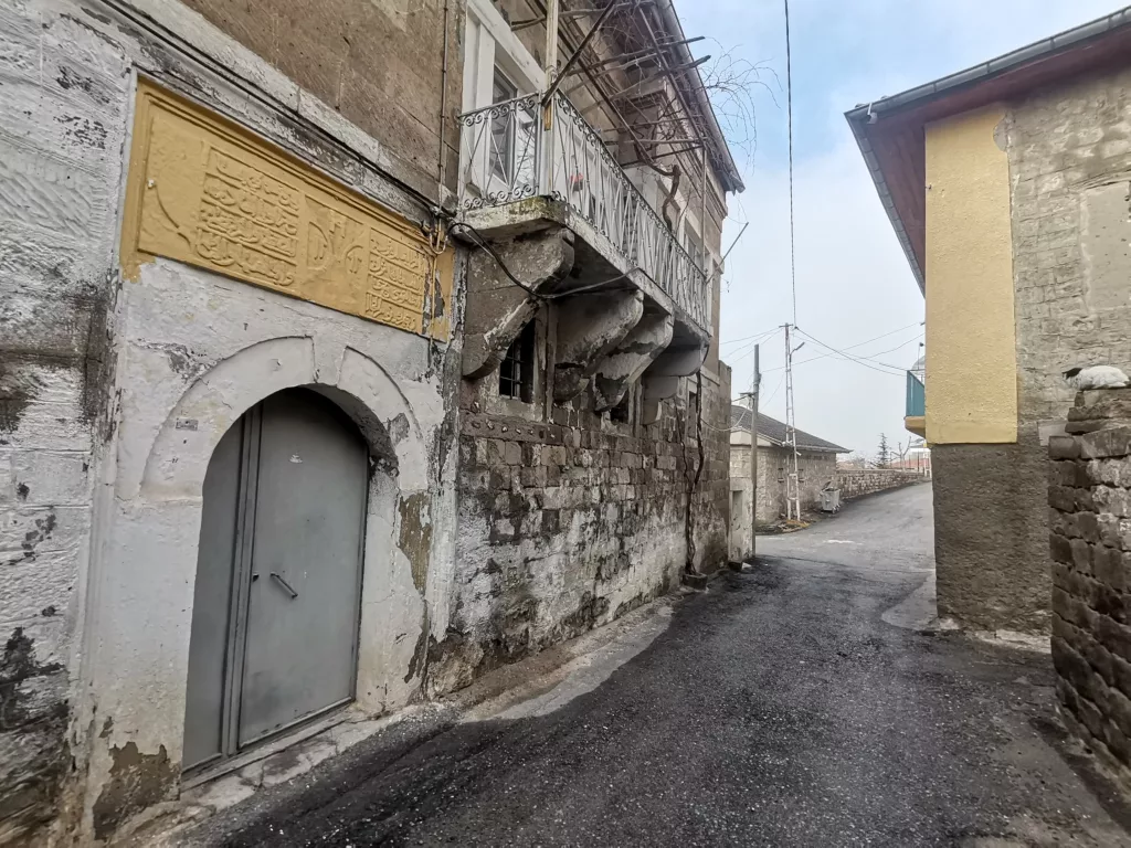 BU MAHALLE TARİH KOKUYOR KAYSERİ'NİN 'MANCUSUN' OLARAK BİLİNEN YEŞİLYURT MAHALLESİ, TAŞ EVLERİ, DAR SOKAKLARI, KUŞLUKLARI, CAMİSİ İLE YILLARA MEYDAN OKUYOR PROF. DR. OSMAN ÖZSOY: "MANCUSUN'UN YER ÜSTÜ KADAR YER ALTI YAPILARI DA ÖNEMLİ. ÇOK FAZLA YER ALTI YAPISI GÖRMEMİZ, YER ALTI ŞEHRİ GÖRMEMİZ MÜMKÜN"