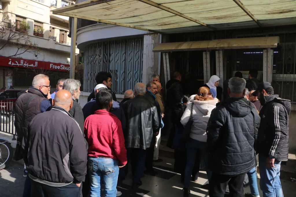 REJİMİN DEVRİLMESİNİN ARDINDAN 2 AYLIK MAAŞLARI HESAPLARINA YATAN SURİYELİLER, ATM'LERE AKIN ETTİLER