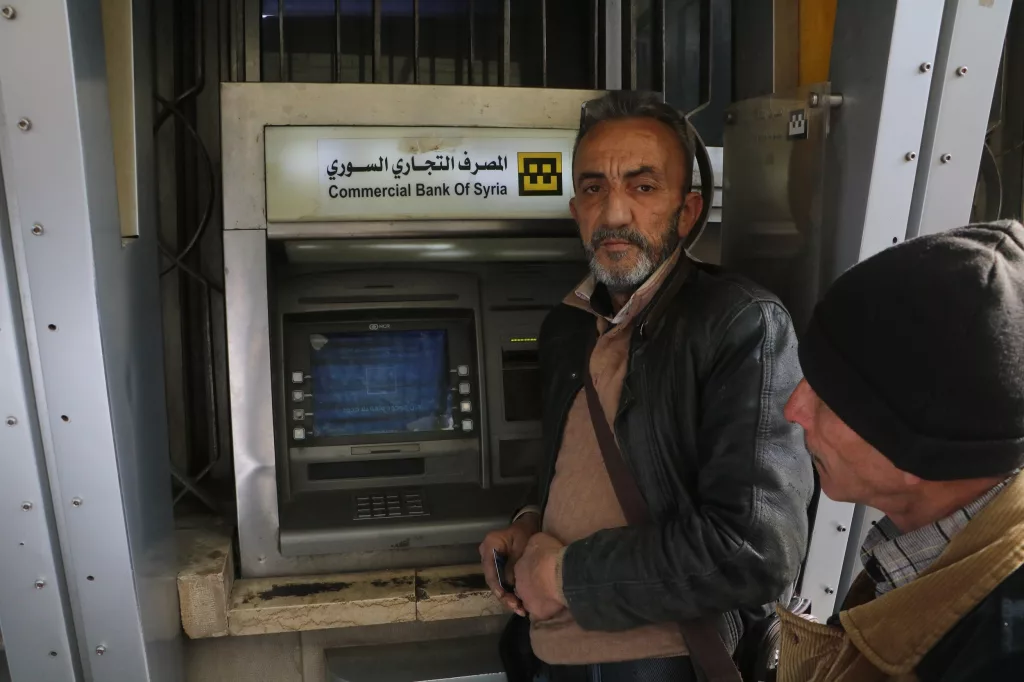 REJİMİN DEVRİLMESİNİN ARDINDAN 2 AYLIK MAAŞLARI HESAPLARINA YATAN SURİYELİLER, ATM'LERE AKIN ETTİLER