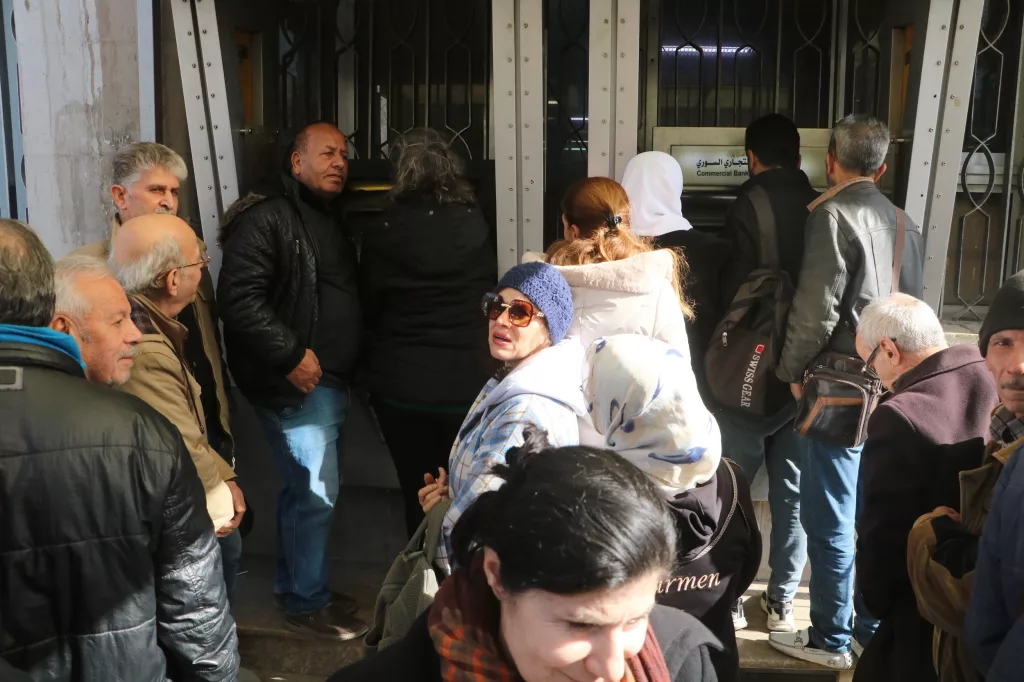 REJİMİN DEVRİLMESİNİN ARDINDAN 2 AYLIK MAAŞLARI HESAPLARINA YATAN SURİYELİLER, ATM'LERE AKIN ETTİLER