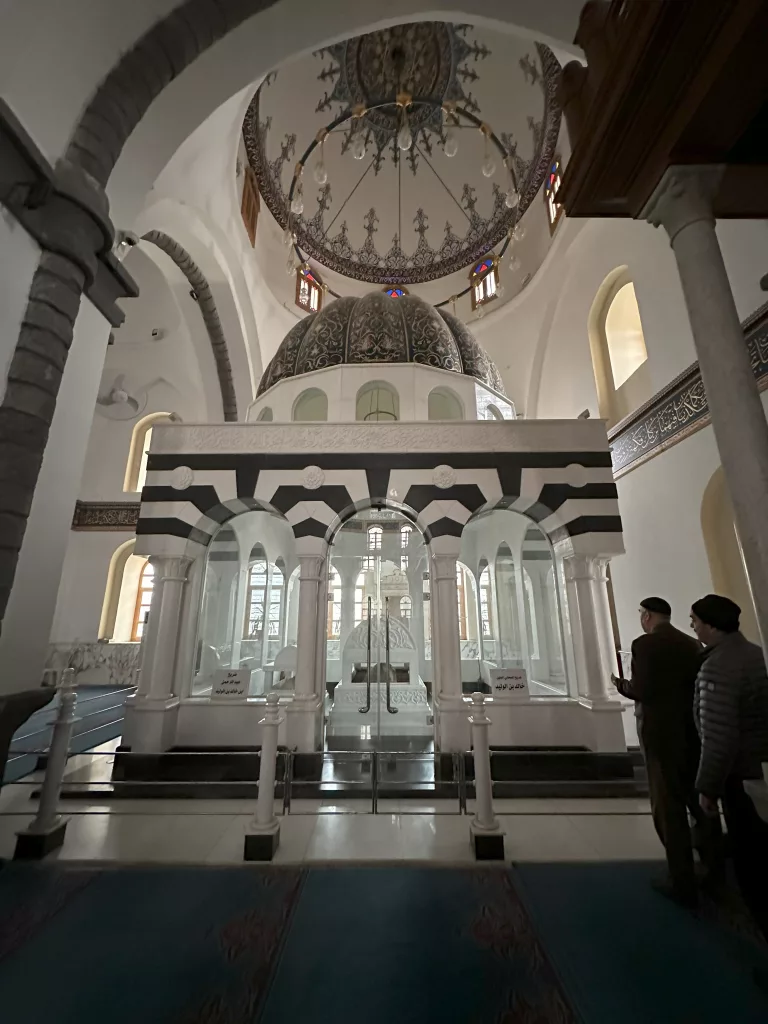 HZ. HALİD BİN VELİD CAMİİ VE TÜRBESİ AÇILDI SURİYE'DEKİ İÇ SAVAŞTA FÜZEYLE VURULARAK YIKILAN HUMUS'TAKİ BÜYÜK KOMUTAN HZ. HALİD BİN VELİD KABRİ VE CAMİİ YENİDEN İBADETE AÇILDI