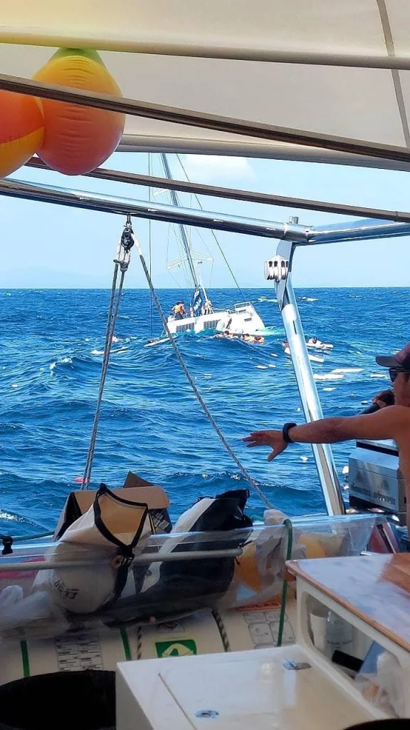 PHUKET ADASI AÇIKLARINDA TURİST TEKNESİ ALABORA OLDU