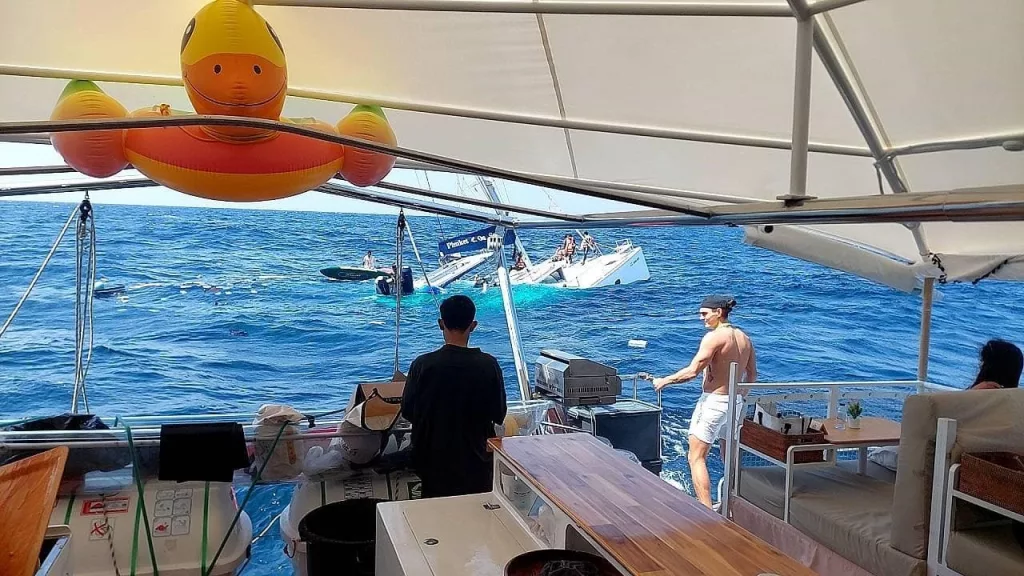 PHUKET ADASI AÇIKLARINDA TURİST TEKNESİ ALABORA OLDU