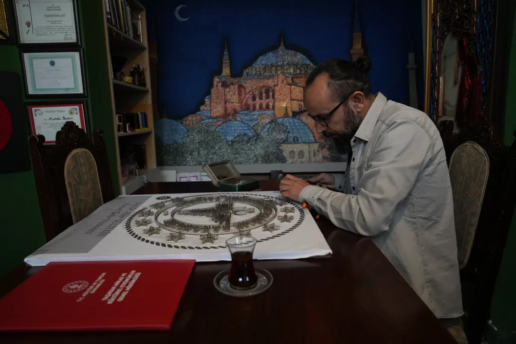 FİLOGRAFİ SANATÇISI 120 BİN ÇİVİ KULLANARAK AYASOFYA CAMİ'Nİ RESMETTİ FİLOGRAFİ USTASI HAYALLERİNİ ÇİVİYLE RESMEDİYOR