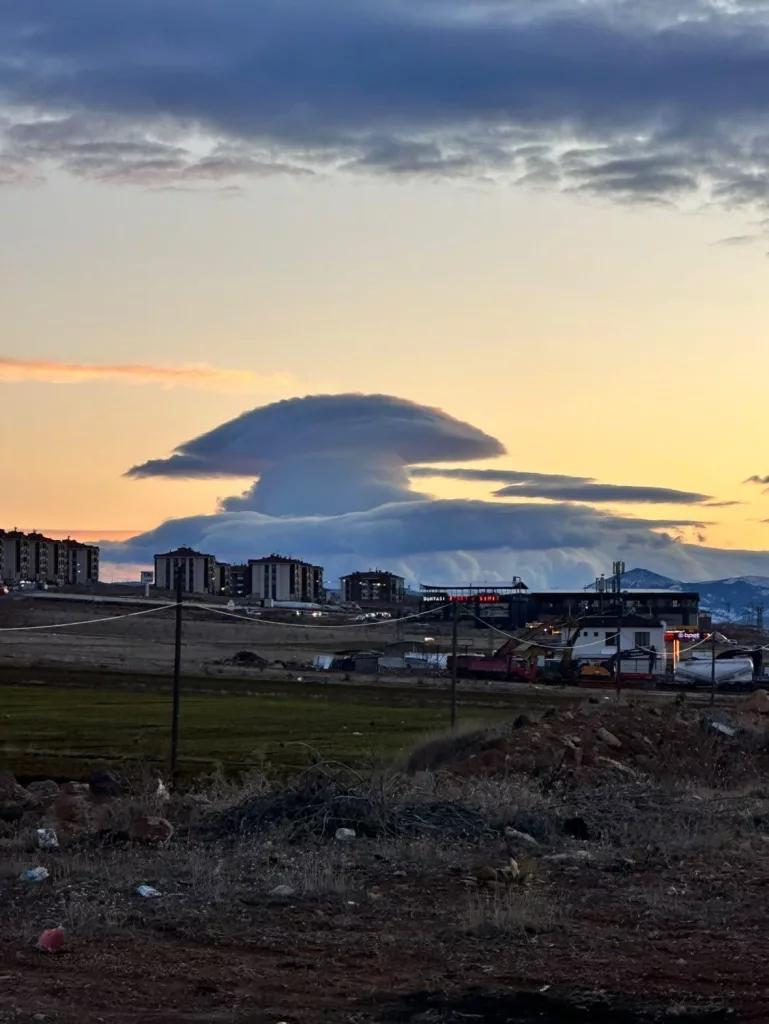 ELAZIĞ'DA MANTAR BULUTU GÖRÜLDÜ