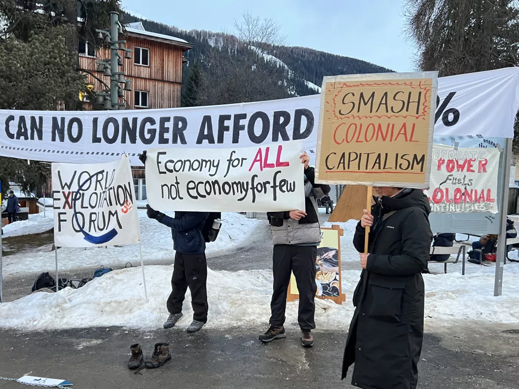 DAVOS'TA DÜNYA EKONOMİK FORUMU KARŞITI PROTESTO