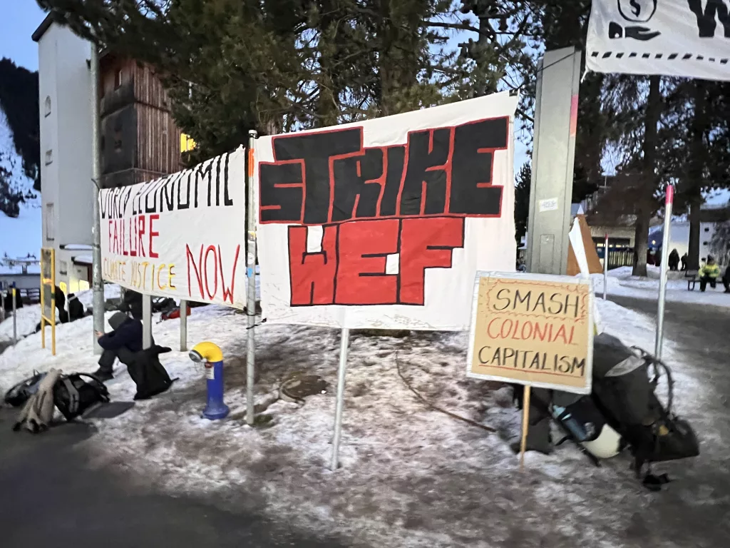 DAVOS'TA DÜNYA EKONOMİK FORUMU KARŞITI PROTESTO
