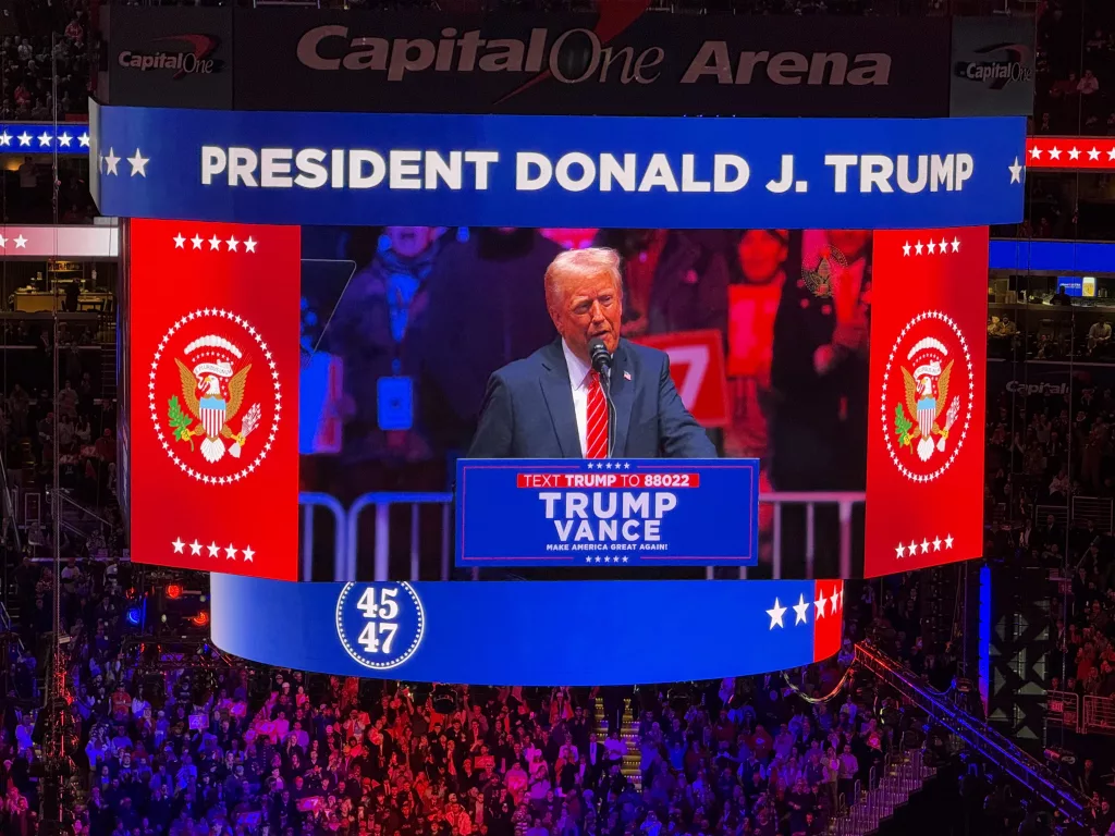 TRUMP'TAN ZAFER MİTİNGİNDE GÖVDE GÖSTERİSİ: "AMERİKA'YI YENİDEN HARİKA YAPACAĞIZ" DONALD TRUMP, ABD'NİN 47. BAŞKANI OLARAK GÖREVİ DEVRALMADAN ÖNCE WASHİNGTON'DA DÜZENLENEN MİTİNGDE, ÜLKE TARİHİNDEKİ EN BÜYÜK SINIR DIŞI ETME OPERASYONUNU BAŞLATMA VAADİNİ YENİLEDİ