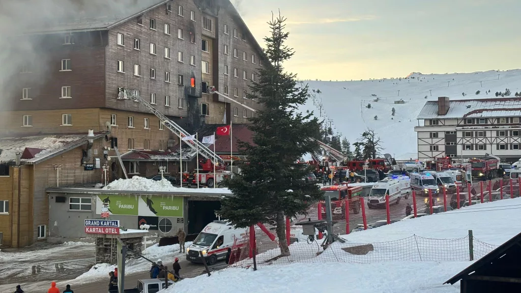 KARTALKAYA'DA YANGIN FACİASI: 6 ÖLÜ, 31 YARALI 234 KİŞİNİN KONAKLADIĞI OTELİN AHŞAP OLMASI FACİANIN BOYUTUNU ARTTIRDI