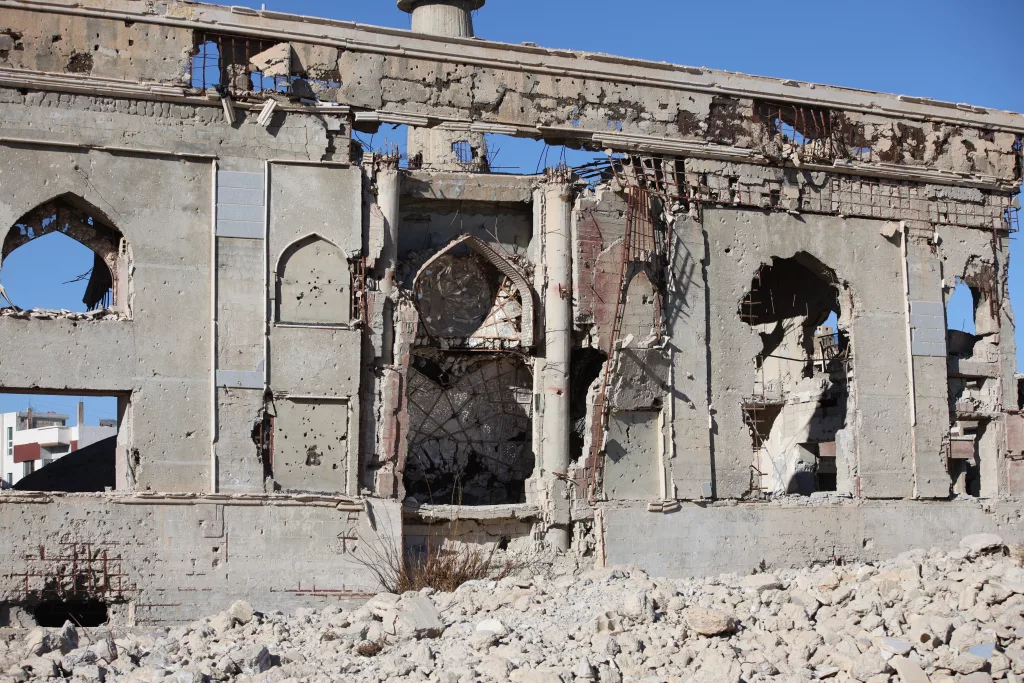 REJİM UÇAKLARININ BOMBALADIĞI DERAYA'DAKİ CAMİLERDEN GERİYE BETON VE DEMİR YIĞINI KALDI