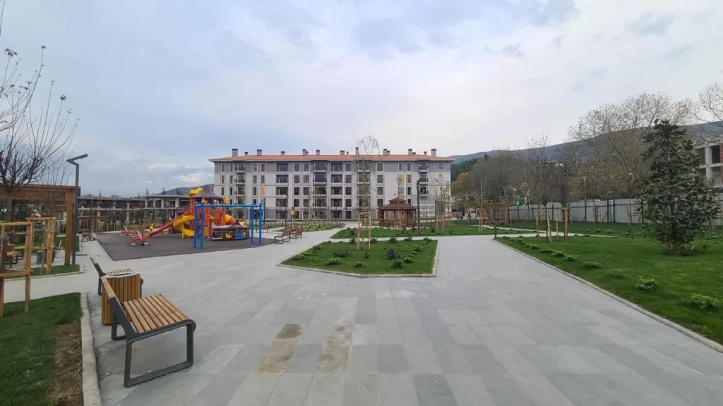ARNAVUT DEPREMZEDELER TÜRKİYE'NİN İNŞA ETTİĞİ EVLERDE HUZURLU BİR YAŞAM SÜRDÜRÜYOR