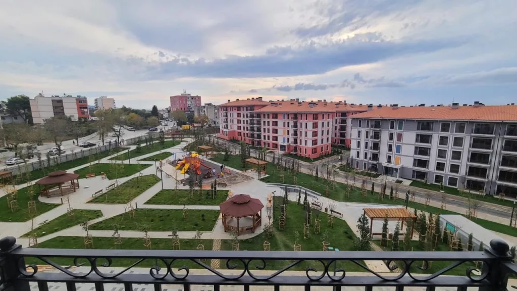 ARNAVUT DEPREMZEDELER TÜRKİYE'NİN İNŞA ETTİĞİ EVLERDE HUZURLU BİR YAŞAM SÜRDÜRÜYOR