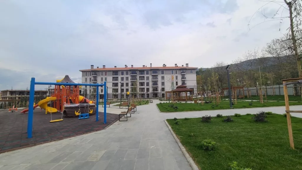 ARNAVUT DEPREMZEDELER TÜRKİYE'NİN İNŞA ETTİĞİ EVLERDE HUZURLU BİR YAŞAM SÜRDÜRÜYOR